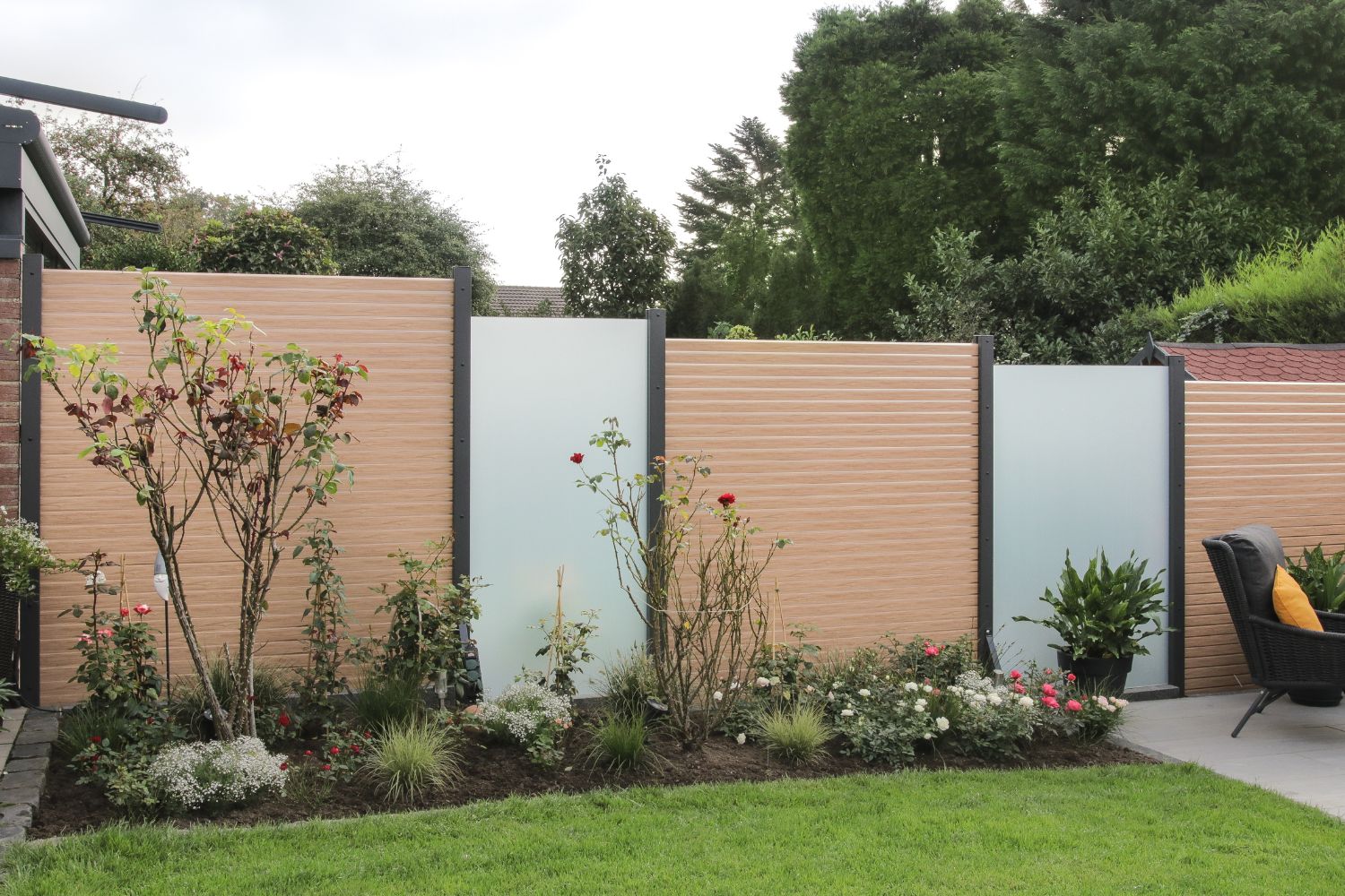 Glaszaun mit Sicherheitsglas als Sichtschutz für den eigenen Garten