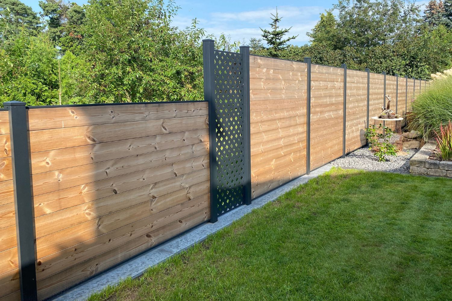 Holzzaun als Sichtschutz im Garten