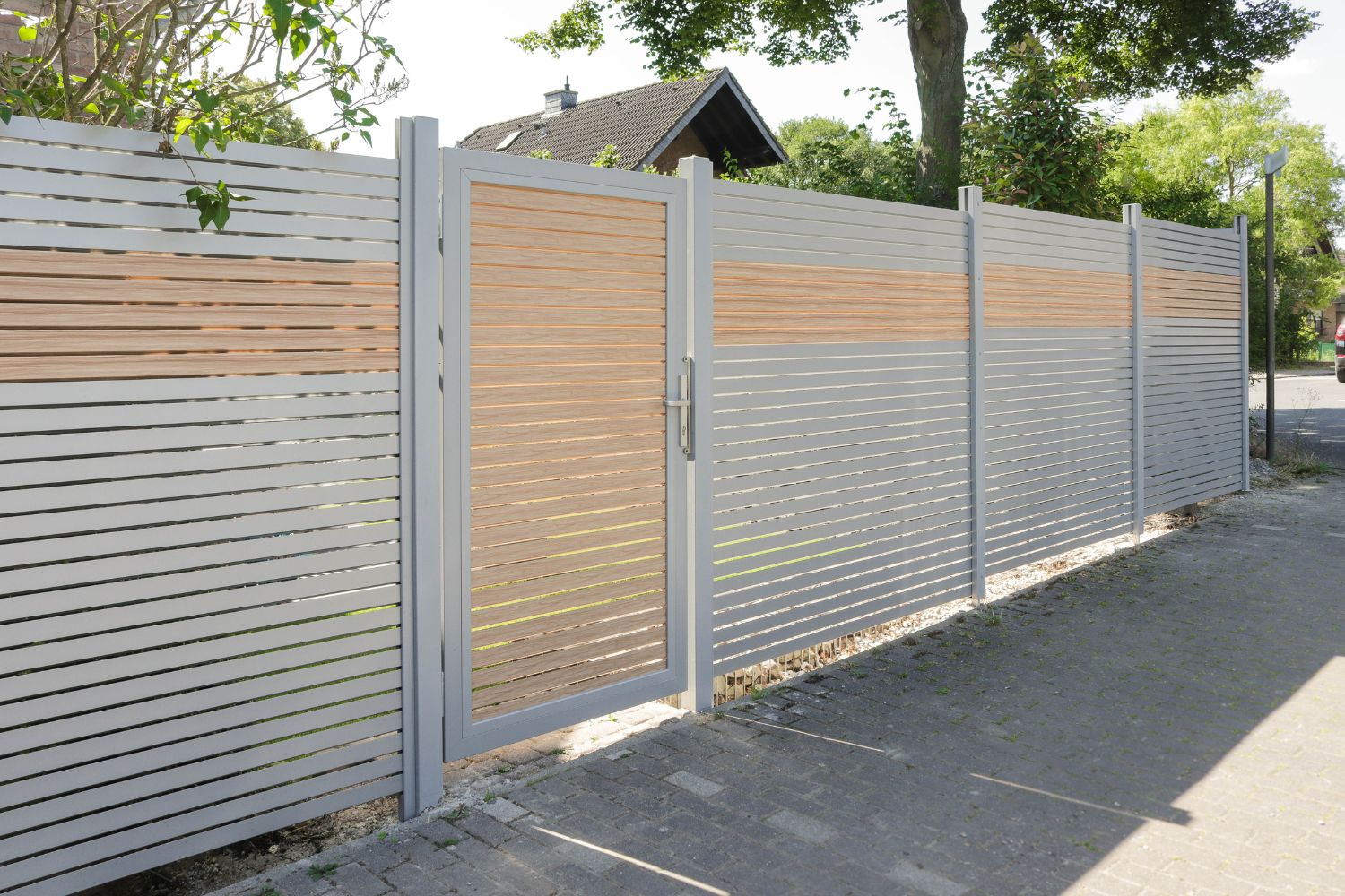 Metall-Zaun als robuster Sichtschutz für den Garten