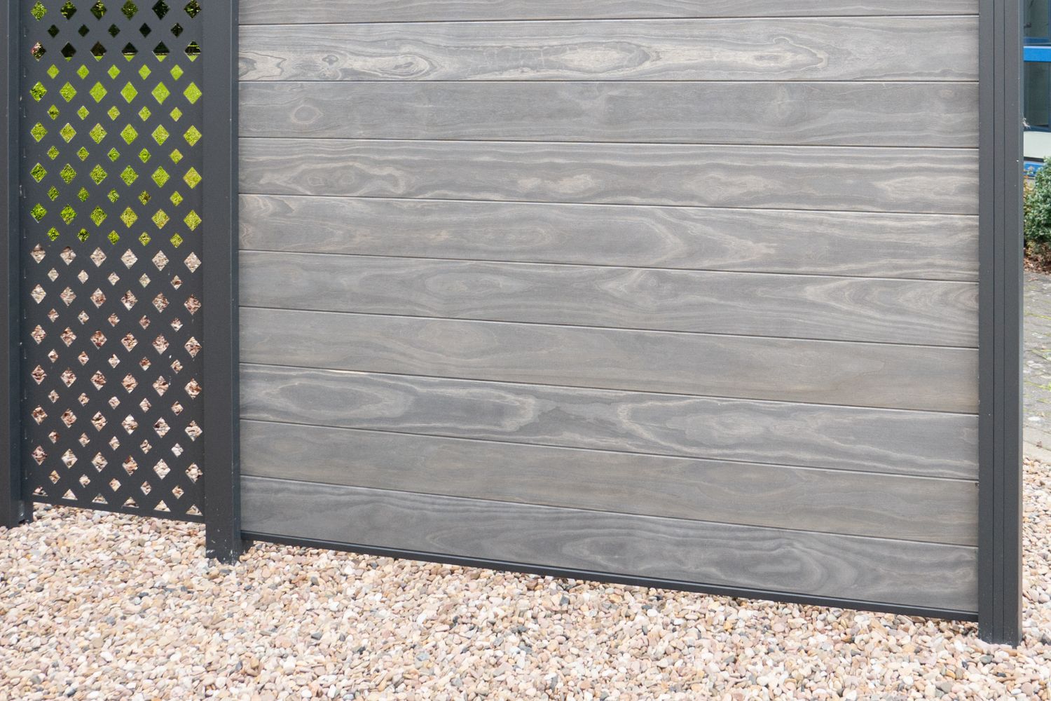 Holzzaun aus Accoya als Sichtschutz im Garten