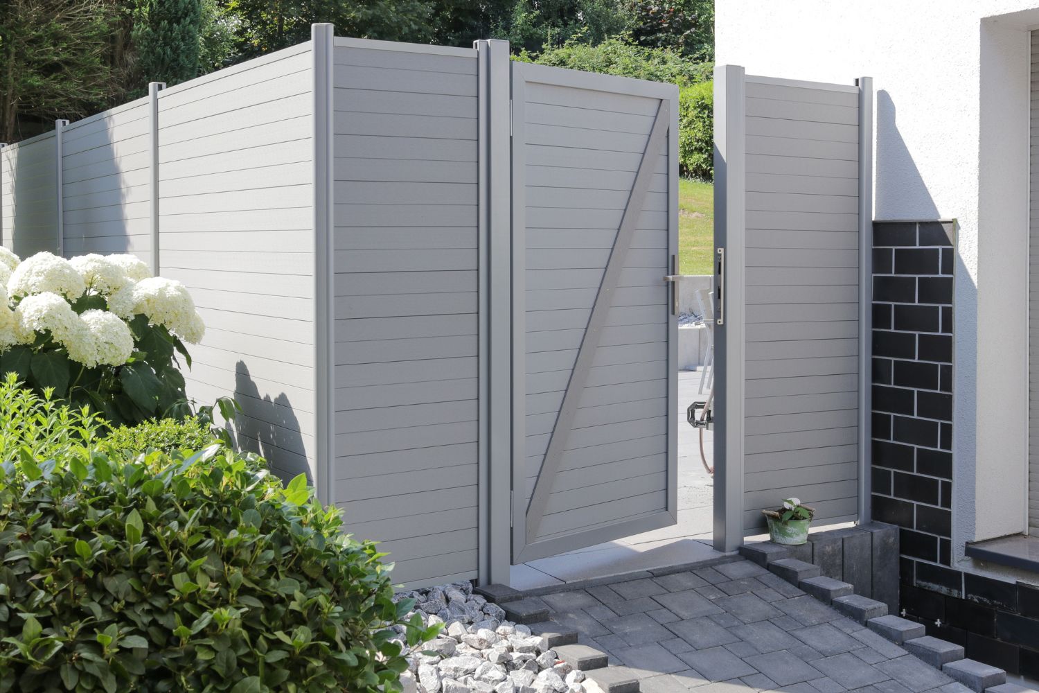 WPC als Sichtschutz im Garten