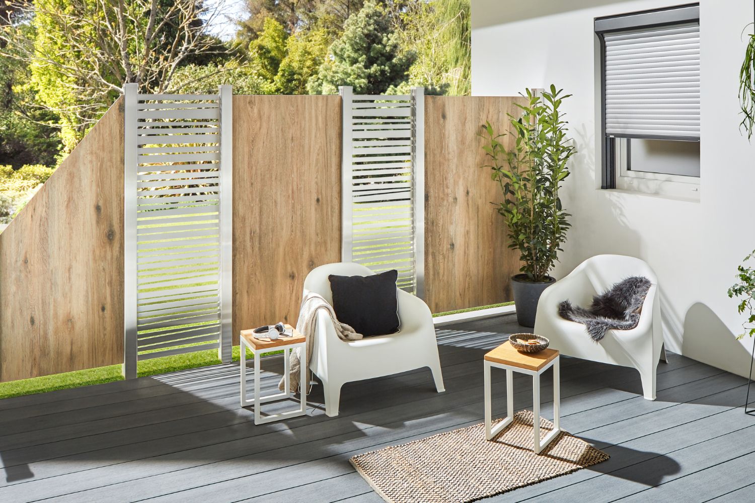 Designgitter aus Aluminium als Sichtschutz im Garten