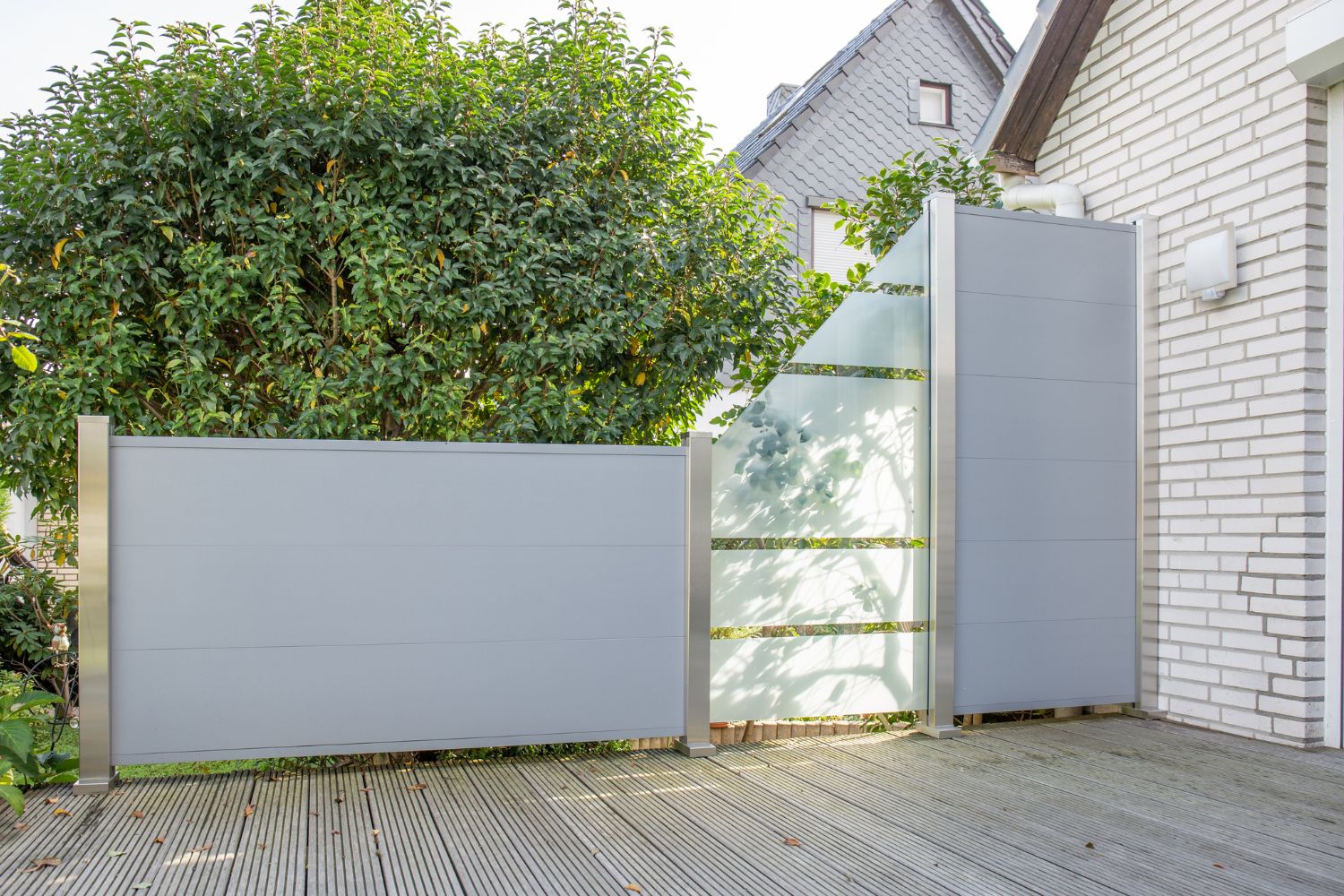 Systemzaun aus Aluminium als Sichtschutz im Garten