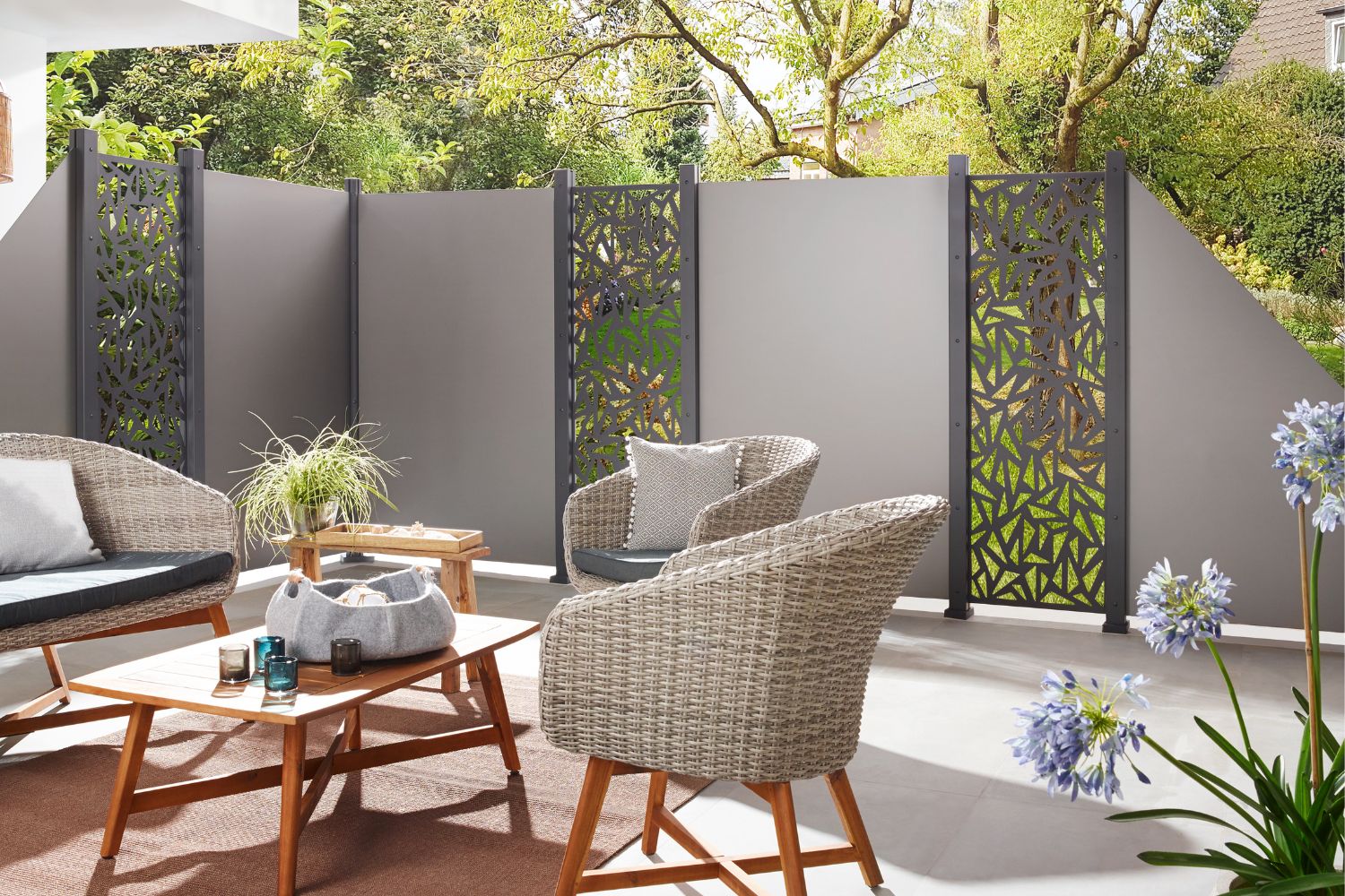 Systemzaun Board aus Aluminium als Sichtschutz im Garten