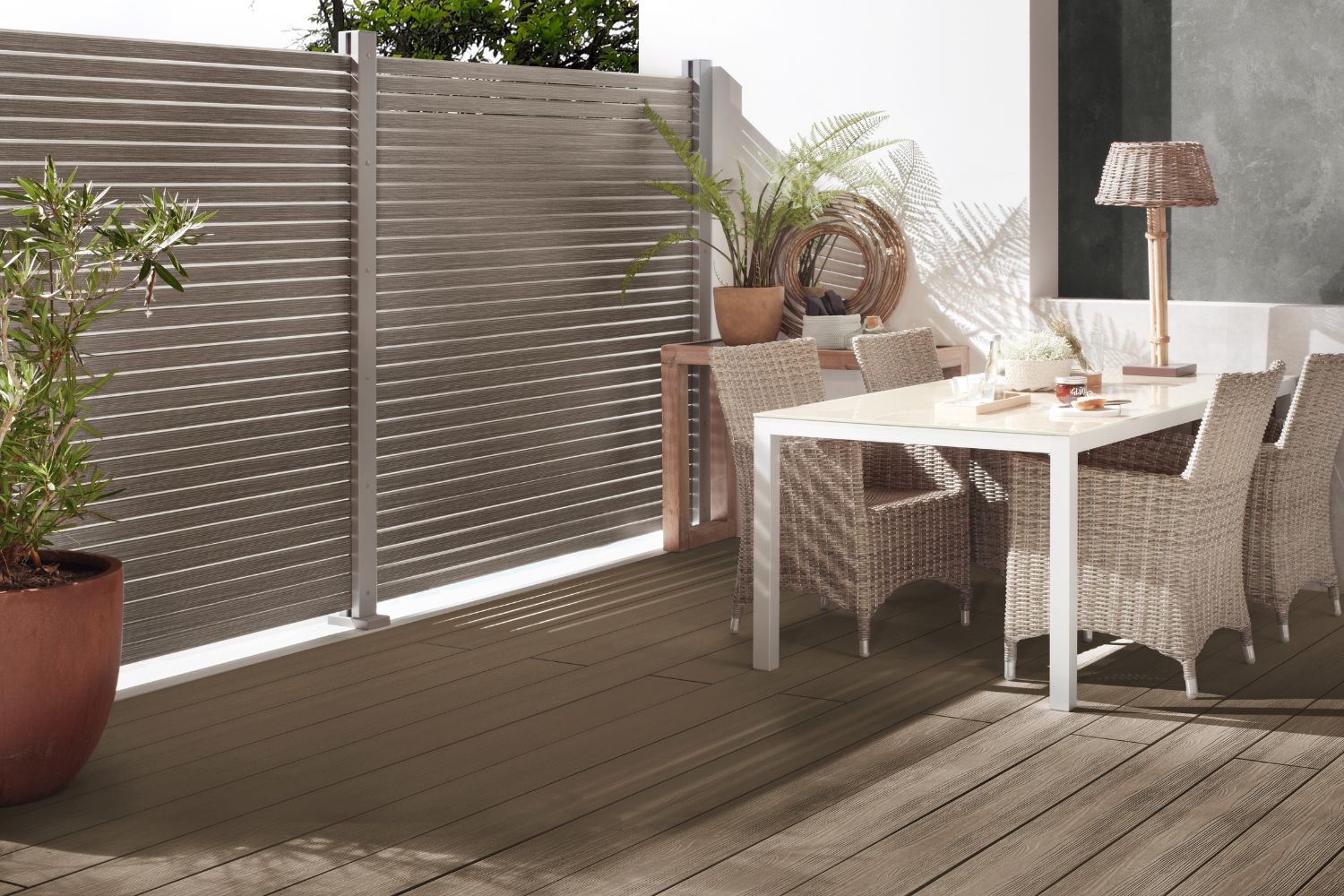 Systemzaun aus Aluminium in Rhombus-Optik als Sichtschutz im Garten