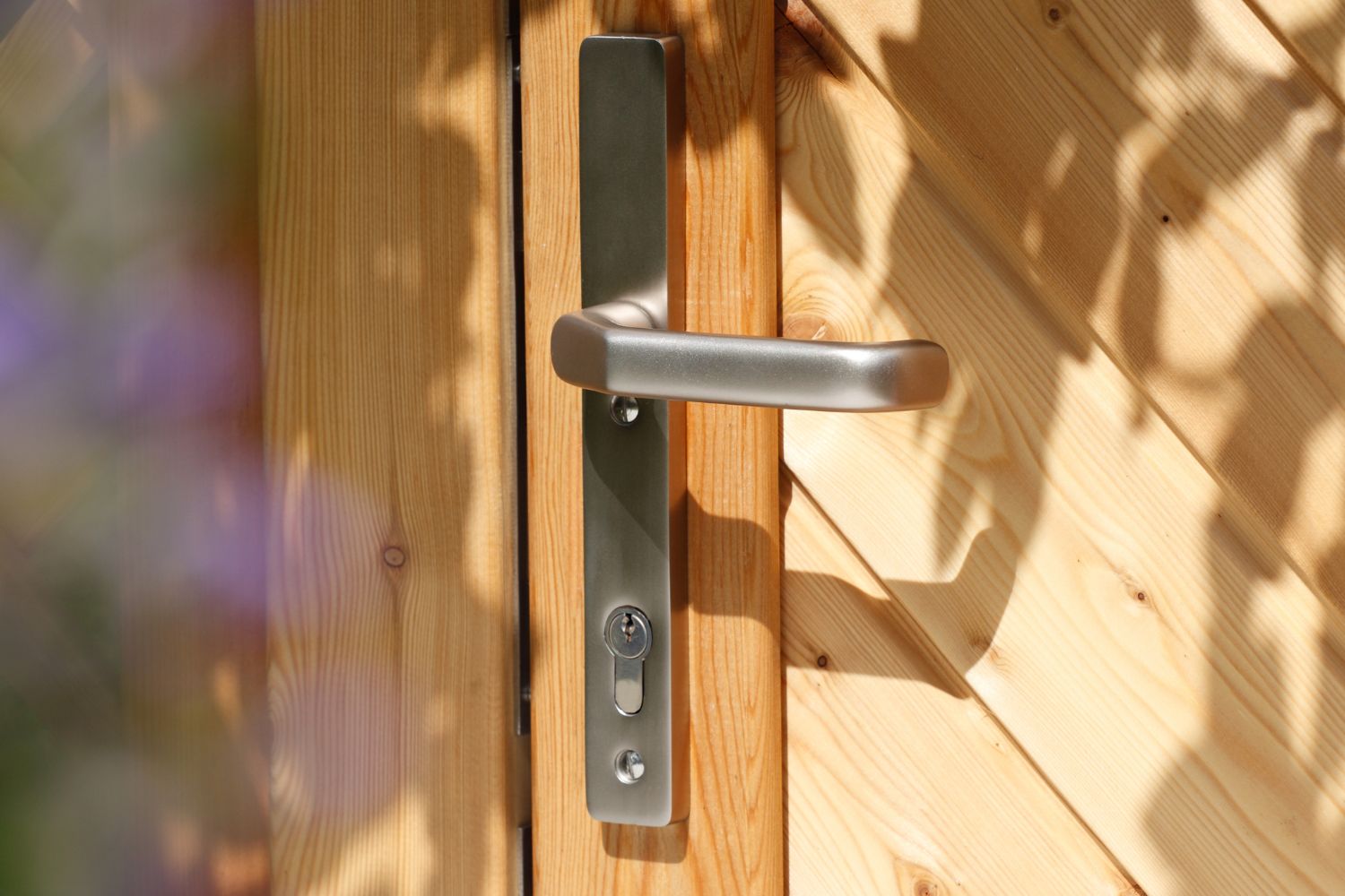 Glaszaun mit glatter Sichtseite und vollflächig satinierter Rückseite im Garten