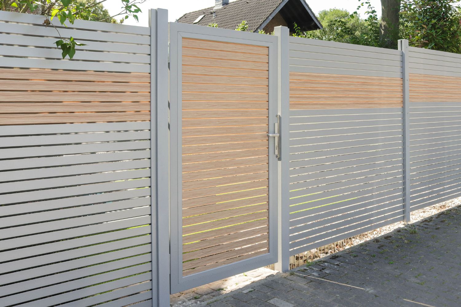 Glaszaun mit glatter Sichtseite und satinierter Rückseite im Garten