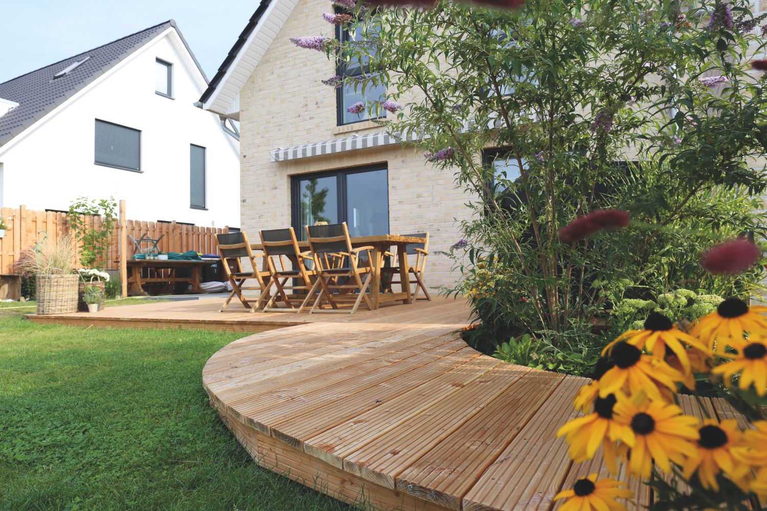 Holzterrasse im Garten