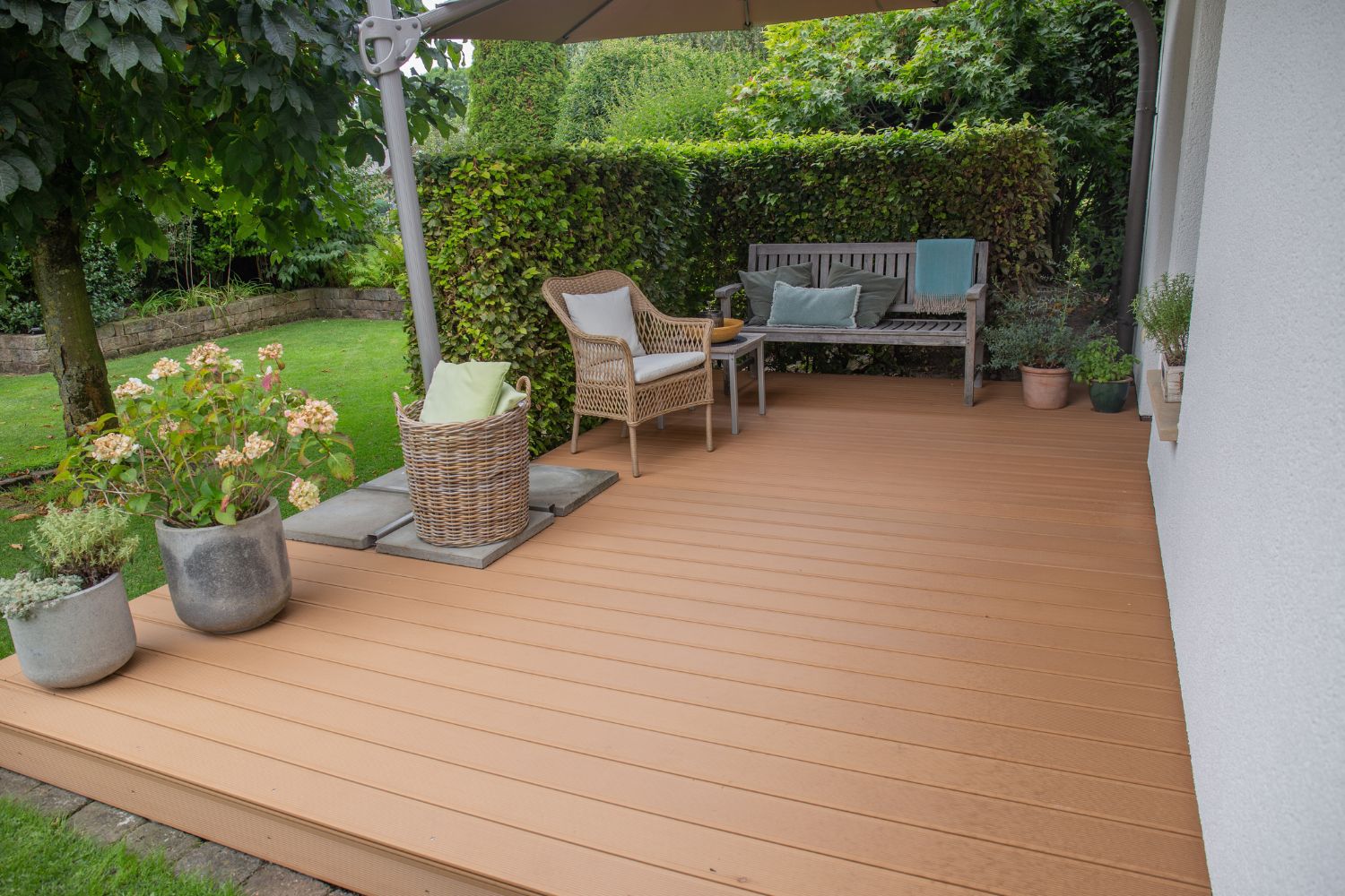 WPC Terrassendielen im Garten