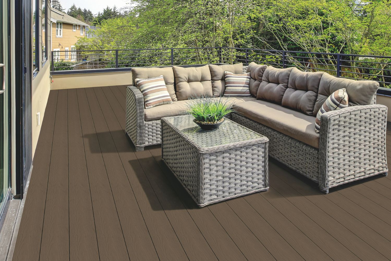 BPC Terrasse auf Balkon mit Gartenmöbeln