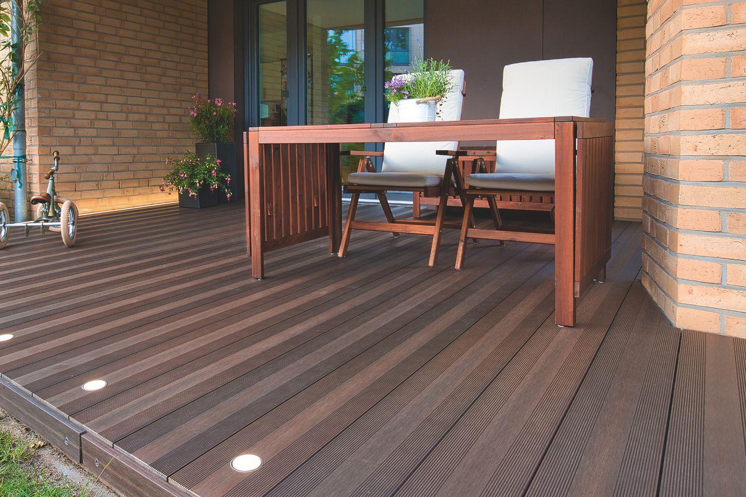 GCC Terrasse mit Gartenmöbeln