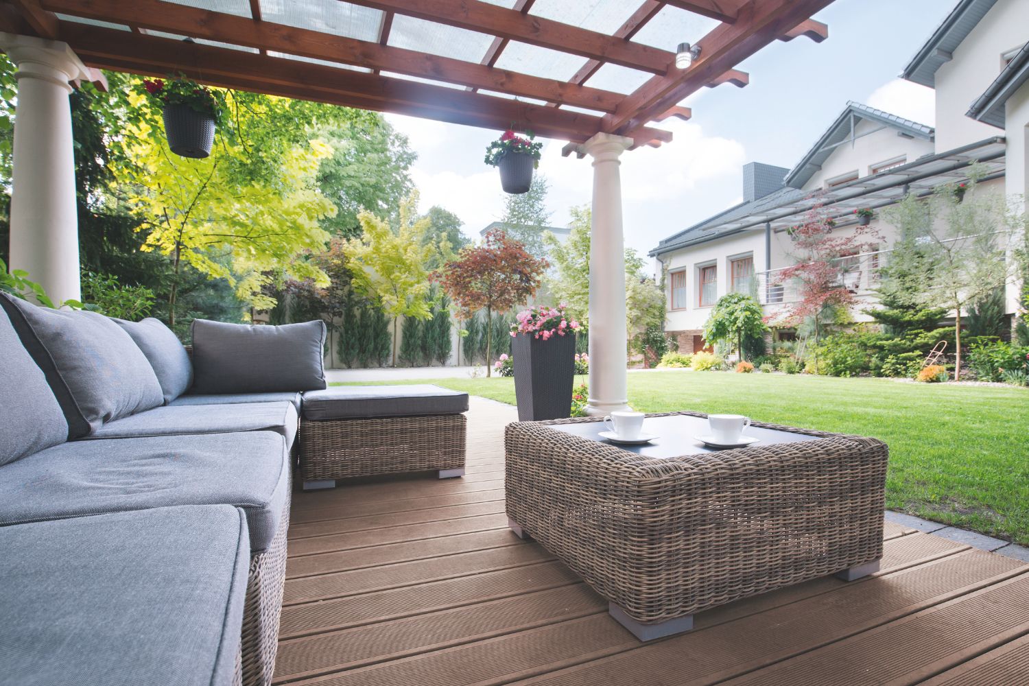 WPC Terrasse mit Gartenmöbeln